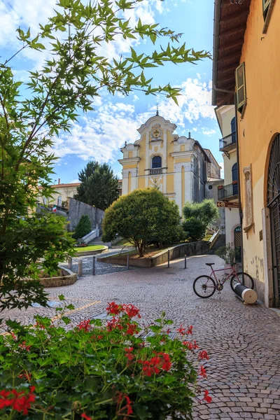 Piazza Colorata Con Chiesa Nella Città Arona Lago — Foto Stock