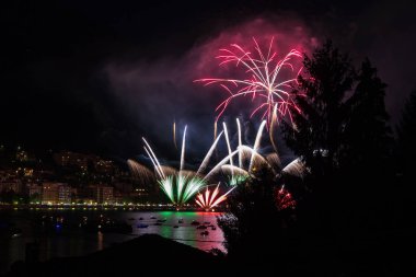 omegna bir havai fişek gösterisi sırasında San Vito Festivali sırasında panoramik manzaralı