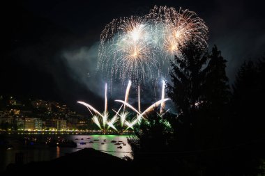 omegna bir havai fişek gösterisi sırasında San Vito Festivali sırasında panoramik manzaralı