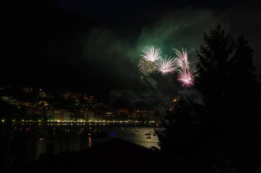 omegna bir havai fişek gösterisi sırasında San Vito Festivali sırasında panoramik manzaralı