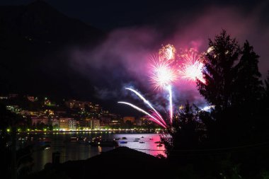 omegna bir havai fişek gösterisi sırasında San Vito Festivali sırasında panoramik manzaralı