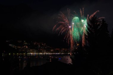omegna bir havai fişek gösterisi sırasında San Vito Festivali sırasında panoramik manzaralı