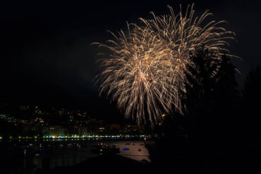 omegna bir havai fişek gösterisi sırasında San Vito Festivali sırasında panoramik manzaralı