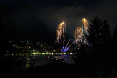 omegna bir havai fişek gösterisi sırasında San Vito Festivali sırasında panoramik manzaralı
