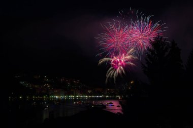 omegna bir havai fişek gösterisi sırasında San Vito Festivali sırasında panoramik manzaralı