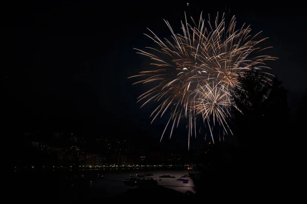 omegna bir havai fişek gösterisi sırasında San Vito Festivali sırasında panoramik manzaralı