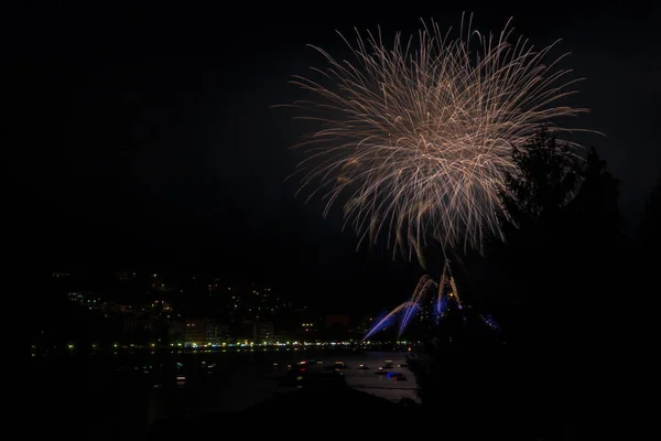omegna bir havai fişek gösterisi sırasında San Vito Festivali sırasında panoramik manzaralı