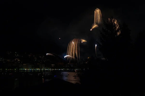 Vista Panorâmica Omegna Durante Uma Exibição Fogos Artifício Durante Festival — Fotografia de Stock