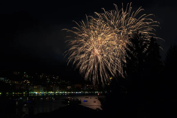 omegna bir havai fişek gösterisi sırasında San Vito Festivali sırasında panoramik manzaralı