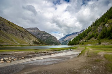 Yaz fotoğraf kümesi Livigno Vadisi ile göl ve dağların görüntüleri