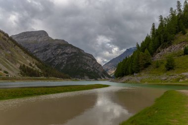 Yaz fotoğraf kümesi Livigno Vadisi ile göl ve dağların görüntüleri