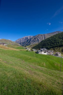 Yaz fotoğraf kümesi Livigno Vadisi ile göl ve dağların görüntüleri