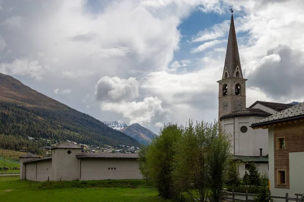 Yaz fotoğraf kümesi Livigno Vadisi ile göl ve dağların görüntüleri