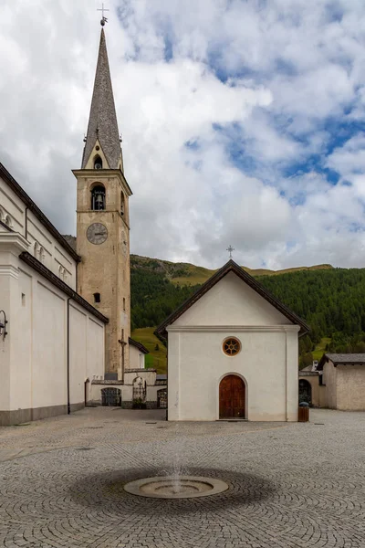 Yaz fotoğraf kümesi Livigno Vadisi ile göl ve dağların görüntüleri