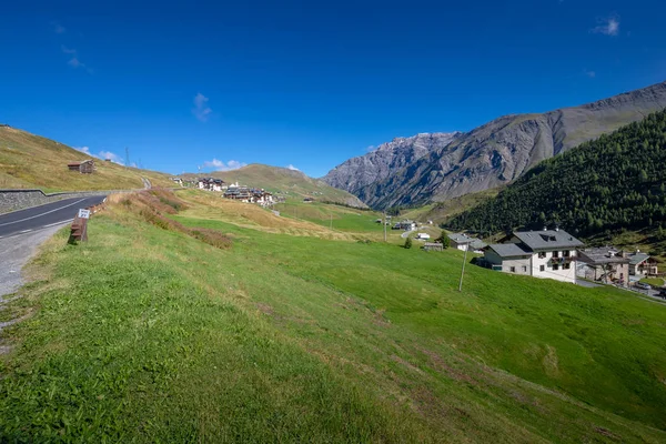 Yaz fotoğraf kümesi Livigno Vadisi ile göl ve dağların görüntüleri