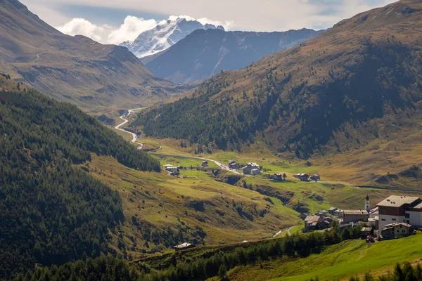 Yaz fotoğraf kümesi Livigno Vadisi ile göl ve dağların görüntüleri