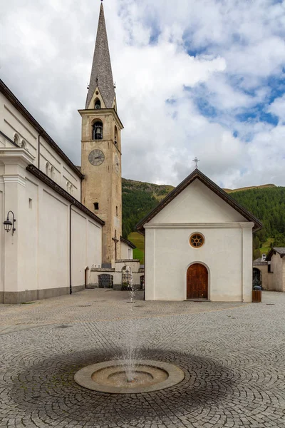 Yaz fotoğraf kümesi Livigno Vadisi ile göl ve dağların görüntüleri