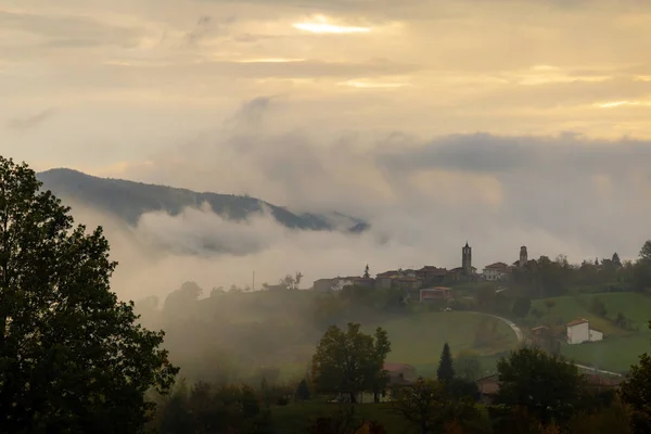 Mount Penice manzaraları için sabah bulutlu bir manzara fotoğrafları