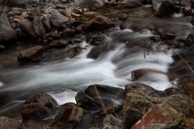 Dağ panorama tepeler, kar, köy, akarsu ve yollar yakınındaki Alagna Valsesia, İtalya