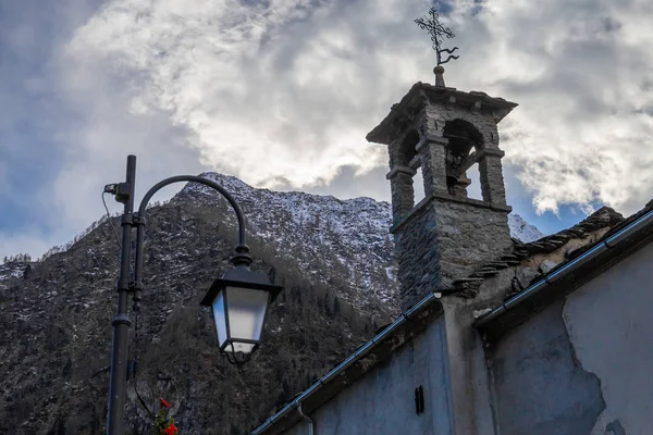 Dağ Panorama Tepeler Kar Köy Akarsu Yollar Yakınındaki Alagna Valsesia — Stok fotoğraf