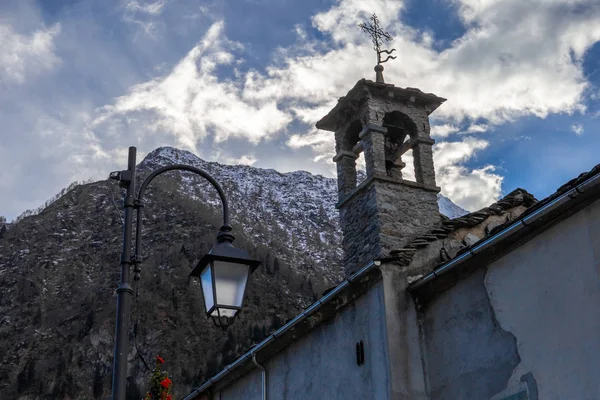 Dağ panorama tepeler, kar, köy, akarsu ve yollar yakınındaki Alagna Valsesia, İtalya