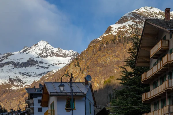 Dağ Panorama Tepeler Kar Köy Akarsu Yollar Yakınındaki Alagna Valsesia — Stok fotoğraf