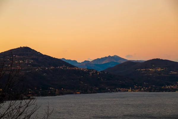 Θέα Στη Λίμνη Maggiore Στο Ηλιοβασίλεμα Από Ύψος Πάνω Από — Φωτογραφία Αρχείου