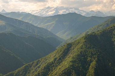 Yaz aylarında güneşli bir gün Bielmonte bakış açısı panoramik görünümü