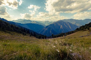 Yaz aylarında güneşli bir gün Bielmonte bakış açısı panoramik görünümü