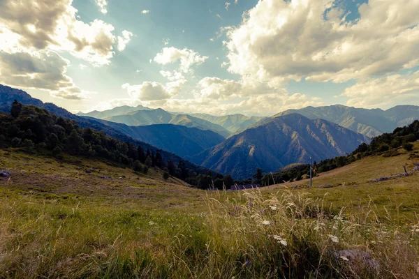 Yaz aylarında güneşli bir gün Bielmonte bakış açısı panoramik görünümü