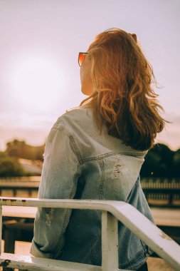 Genç kız güzel şehirde ayarı yaz güneşin ışınları