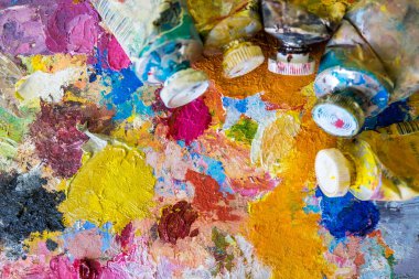 Resim paleti üzerine renkli sanatsal boruları