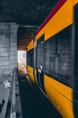 Devlet ayakta tramvay. Gri renk tünelde platformu