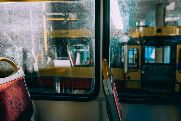 Boş bir renkli tramvay içinde. şehir ulaşım iç