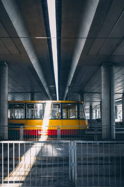 Трамвай Стоїть Штаті Тунель Платформи Сірому Кольорі — стокове фото