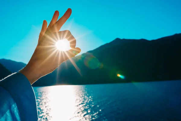 Güneş Işığı Üzerinde Işareti Güneş Elin Arasından Parlar — Stok fotoğraf
