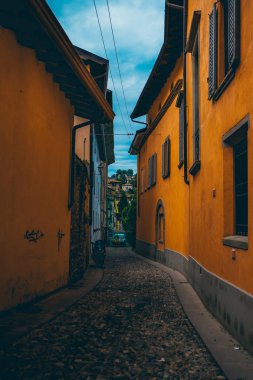 Sıcak renklerde eski Avrupa şehrinin Sokak