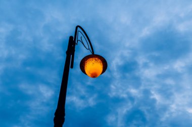 Dramatik mavi gökyüzüne karşı sarı fener