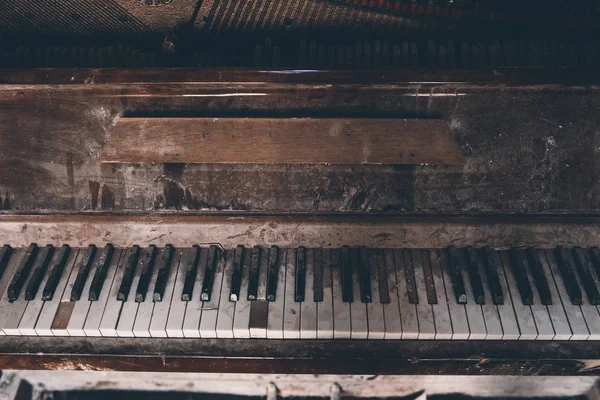 Old Brown Spoiled Piano — Stock Photo, Image