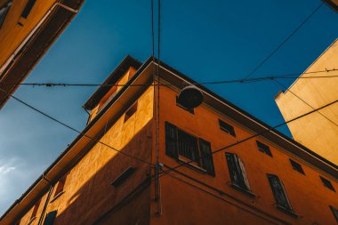 Koyu mavi gökyüzüne karşı turuncu eski bina