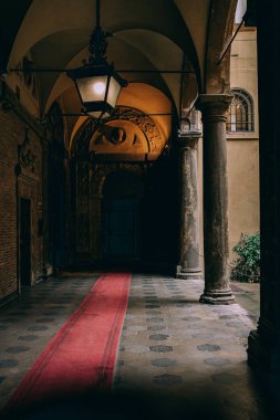 Eski tarihi bir binanın avlusu.