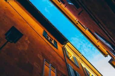 Güneşli bir günde mavi gökyüzü ile eski Avrupa caddesi