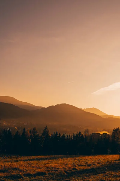 Orangefarbener Sonnenuntergang Den Bergen — Stockfoto