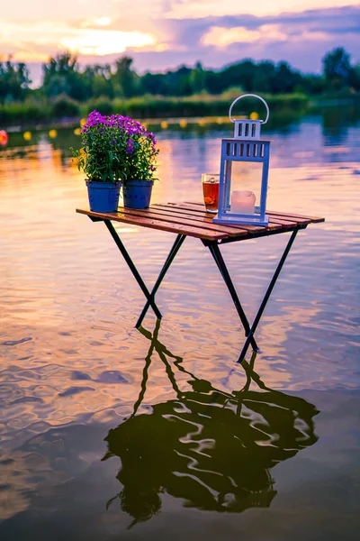 Natureza Morta Com Mesa Flores Pôr Sol Lago Imagem De Stock