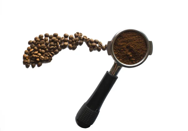 zemin kahve ile kaşığa, ve kahve çekirdeği, izole