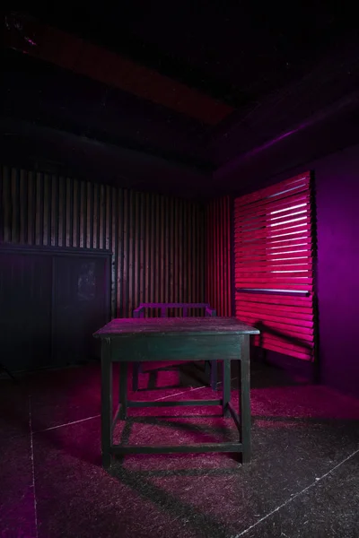 Kamer interieur met roze verlichting — Stockfoto