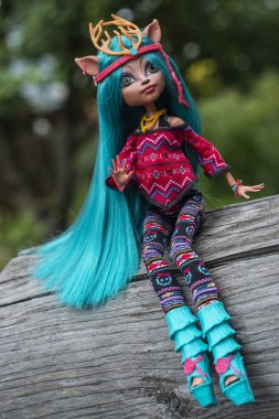 Doğada Monster High bebek,