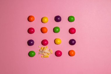 Kırık şekerler arasında renk arkaplanı olanlar. Eşsizlik kavramı