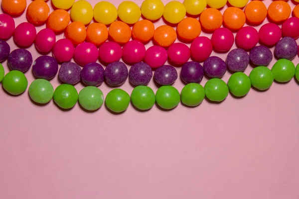 Закрыть красочные конфеты Skittles конфеты с копировальным местом — стоковое фото