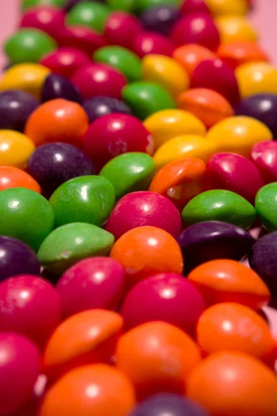 Primo piano di caramelle colorate Skittles caramelle — Foto Stock